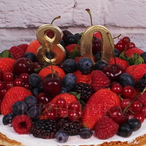 Торт на заказ " Медовый с ягодами " 2500 р/кг